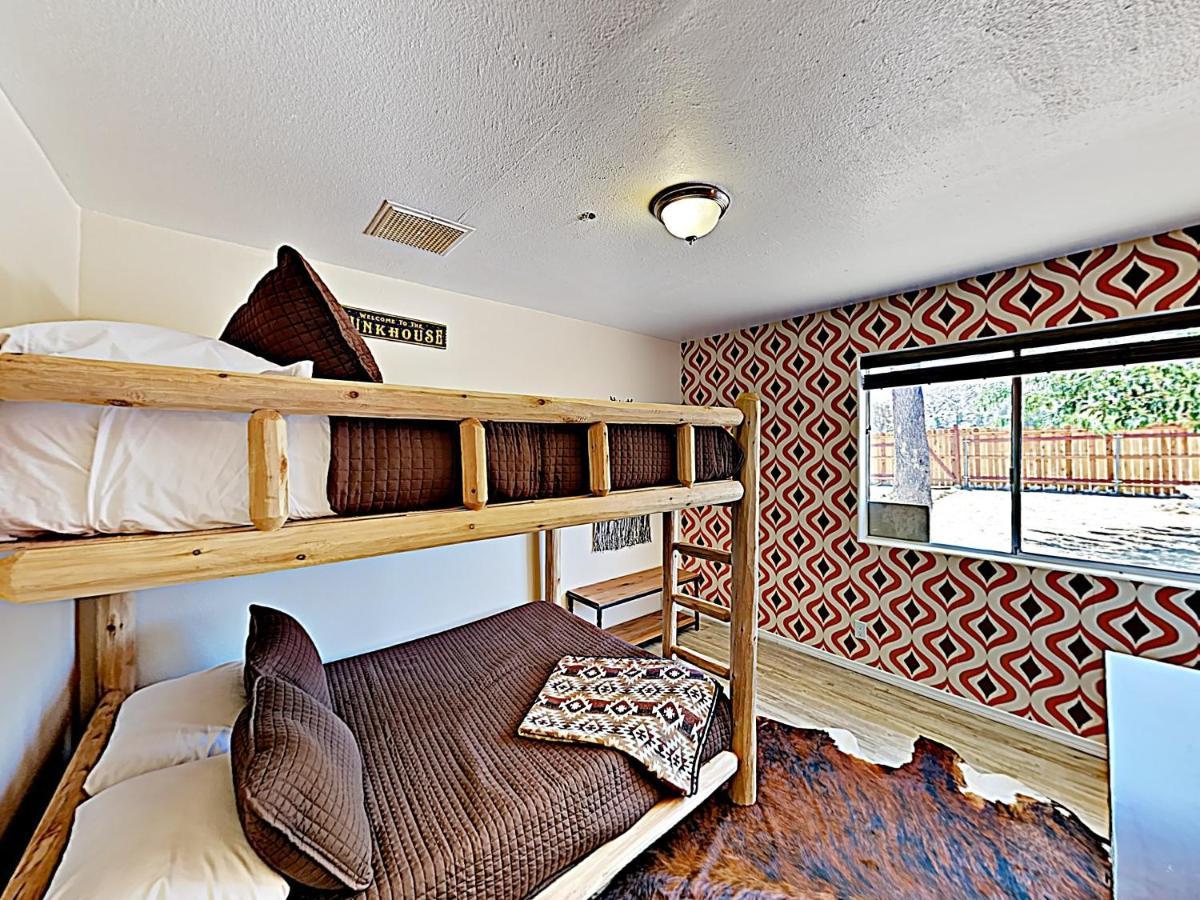 Rawhide Ranch - Walk To Pappy And Harriet'S With Hot Tub! Home يوككا فالي المظهر الخارجي الصورة